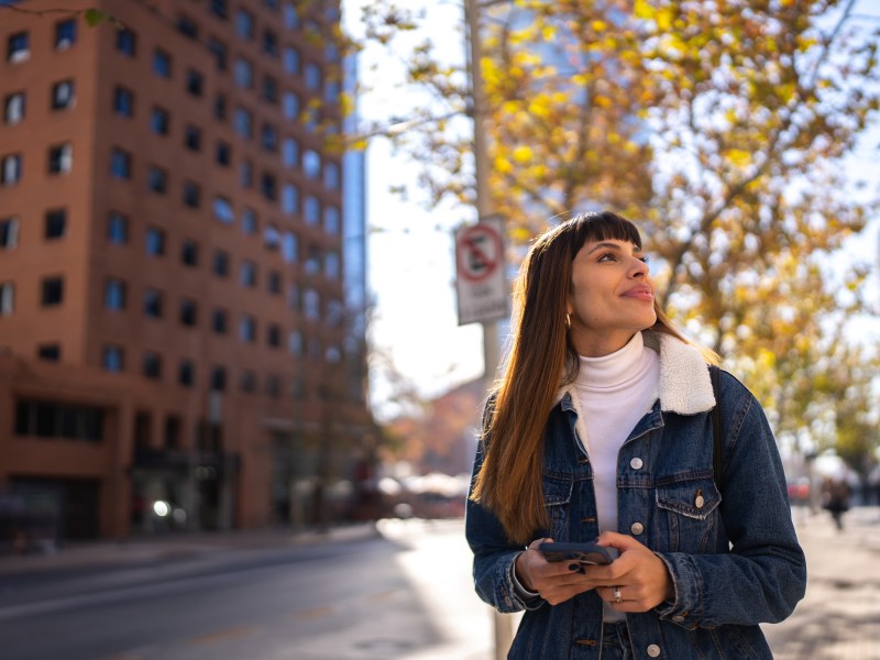 Frau spazieren Herbst