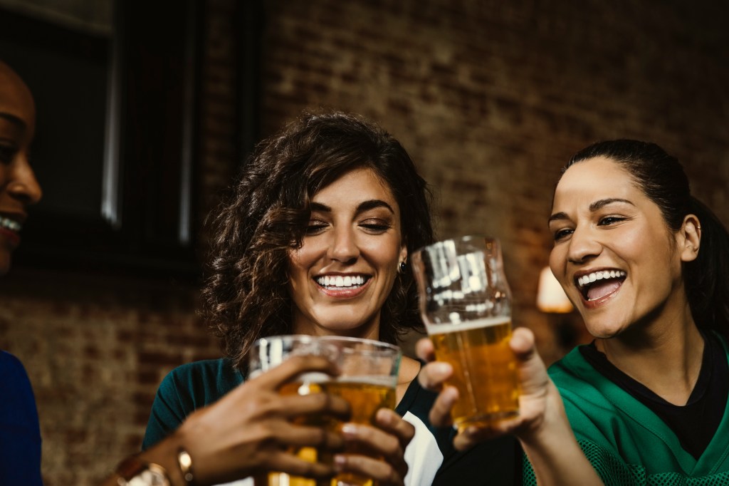 Frauen Bier trinken