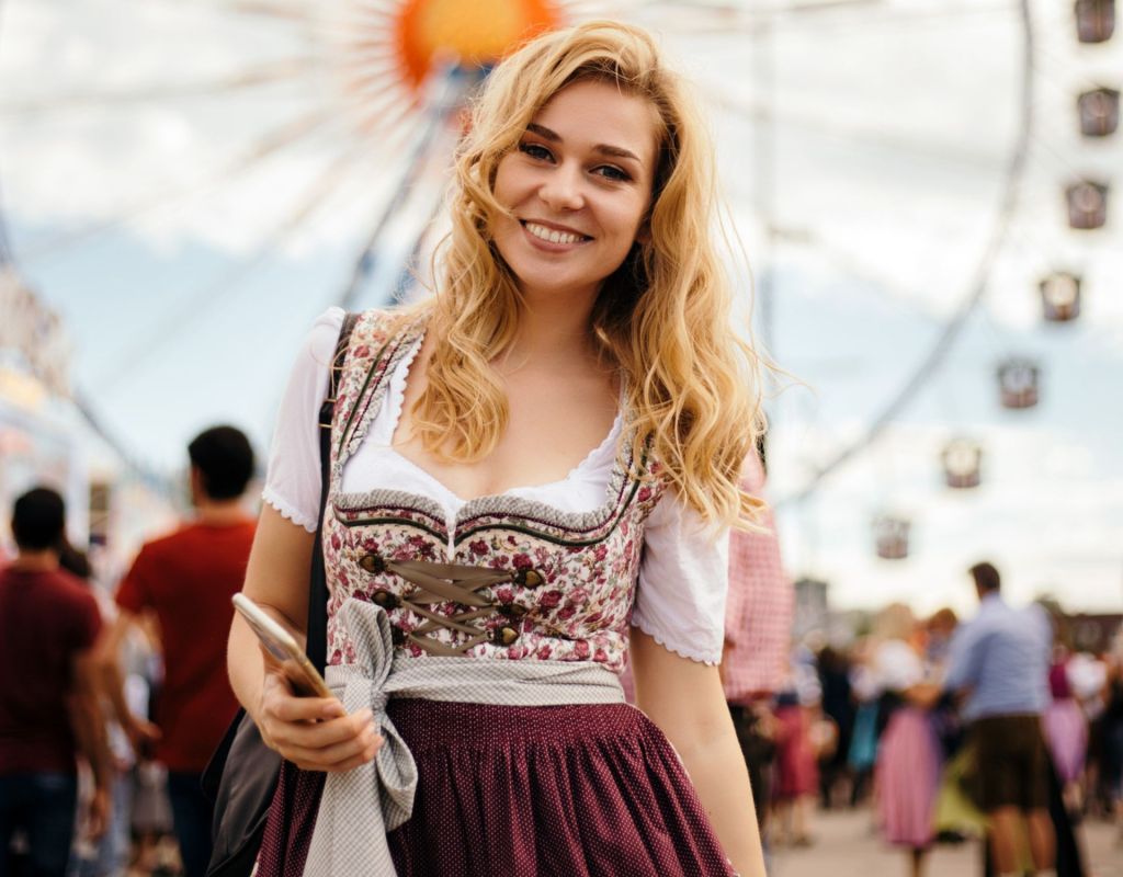 Frau mit Dirndl-Schleife