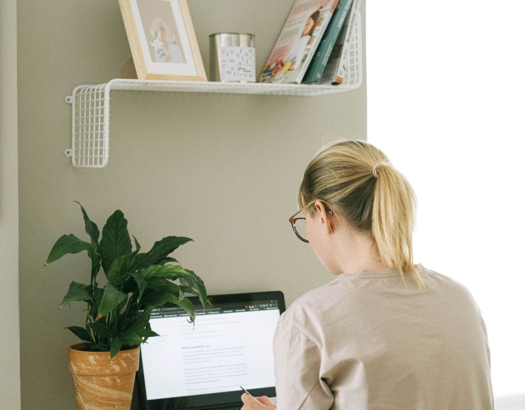 Frau am Laptop