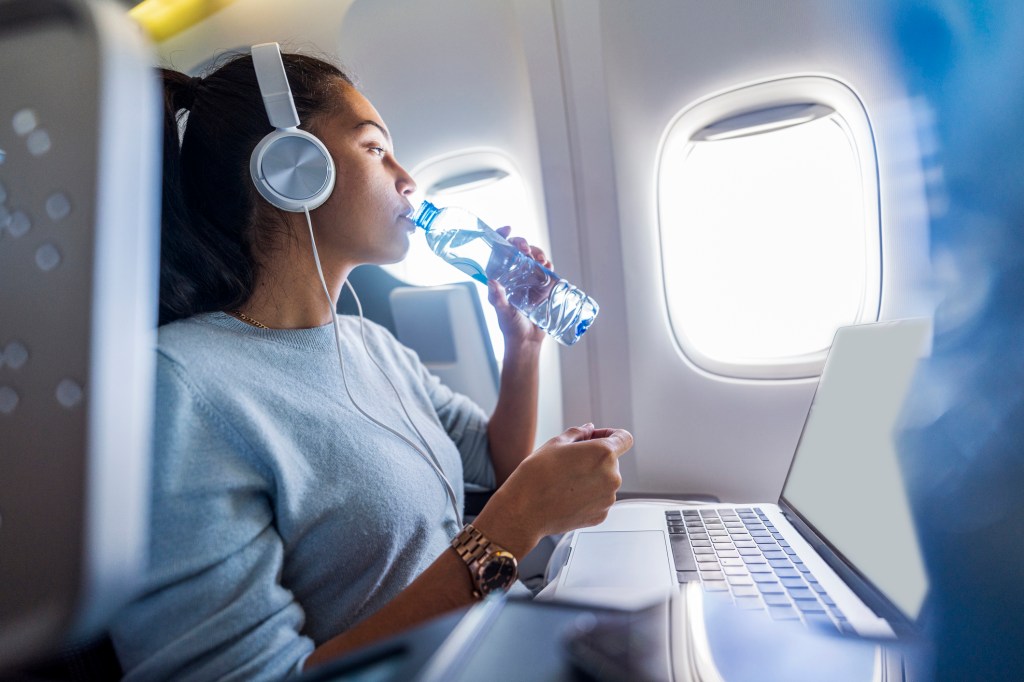 Flugzeug Wasser trinken