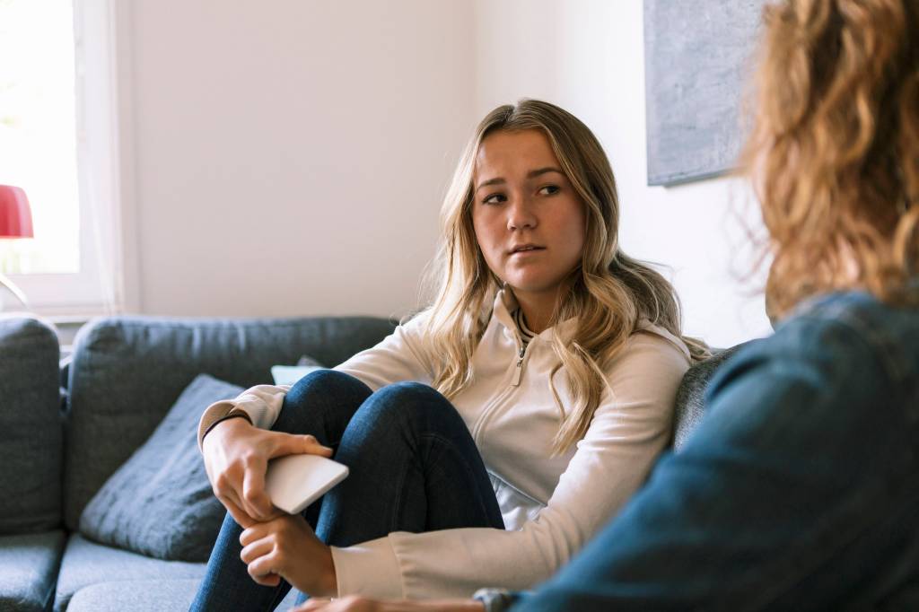 Tochter spricht mit ihrer Mutter