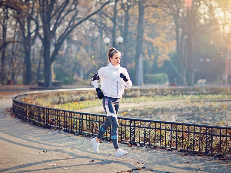 Frau Joggen Sonnenaufgang morgens