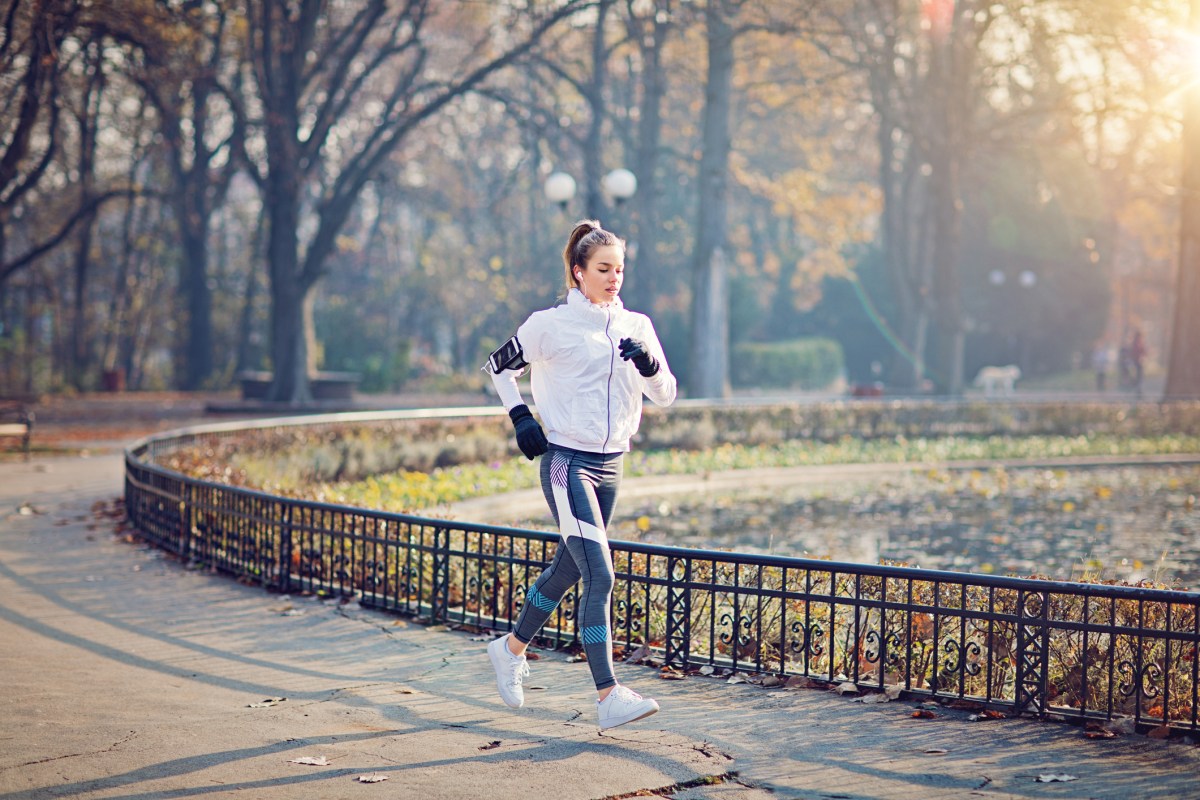 Frau Joggen Sonnenaufgang morgens