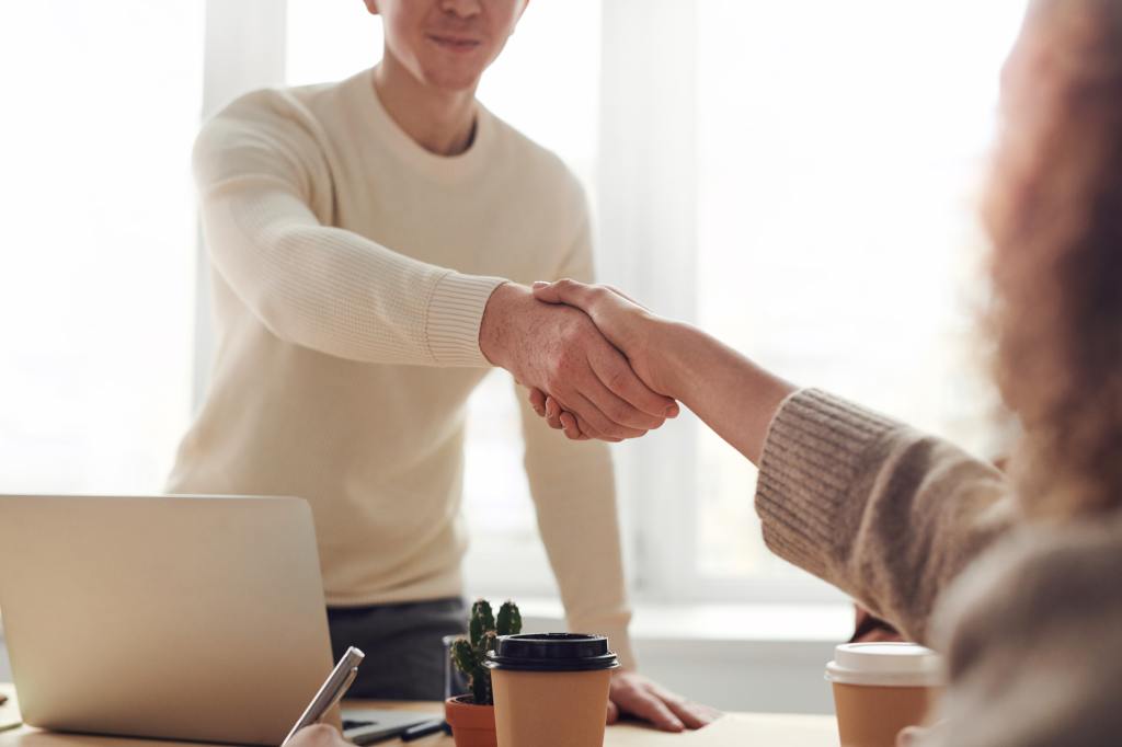 Frau und Mann geben sich Hand