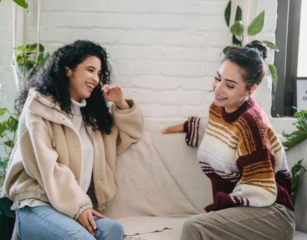 Zwei Frauen auf Couch