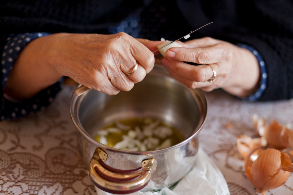 Oma zwiebeln schneiden