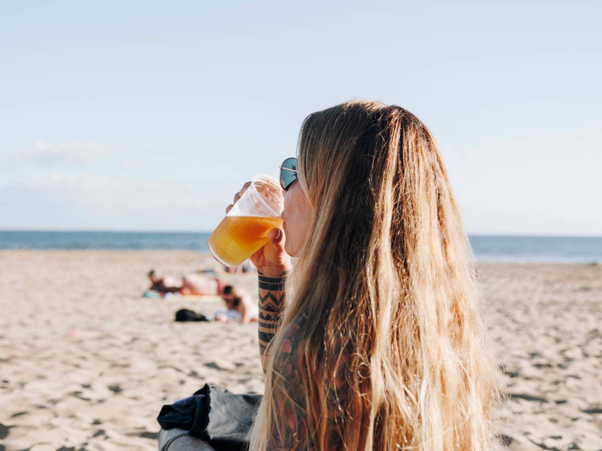 Frau trinkt Bier