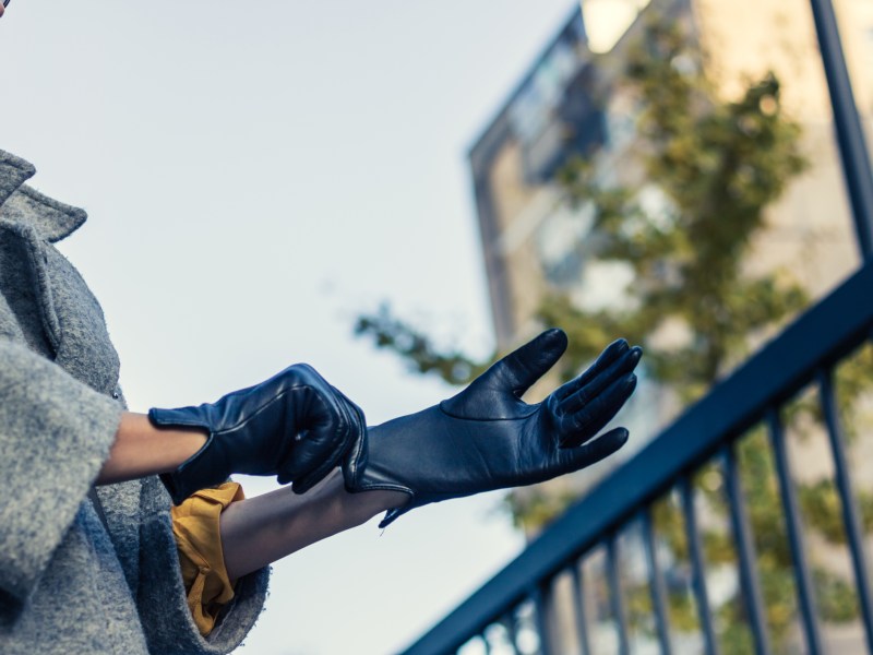 frau trägt handschuhe