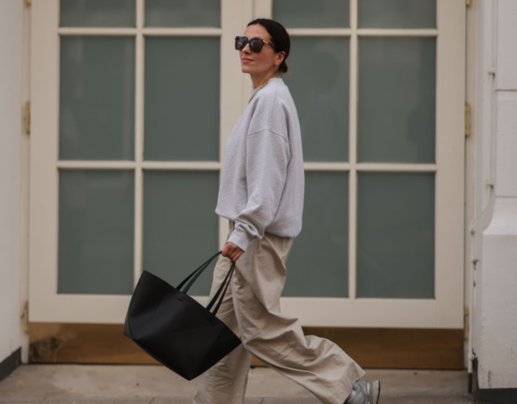 Streetstyle Foto von Frau mit oversized Sweater