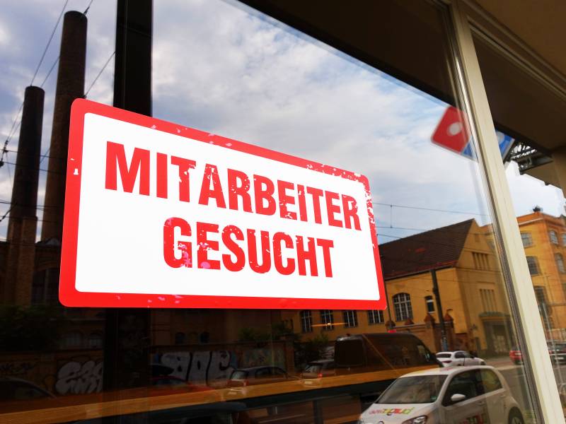 Schild mit "Mitarbeiter gesucht"