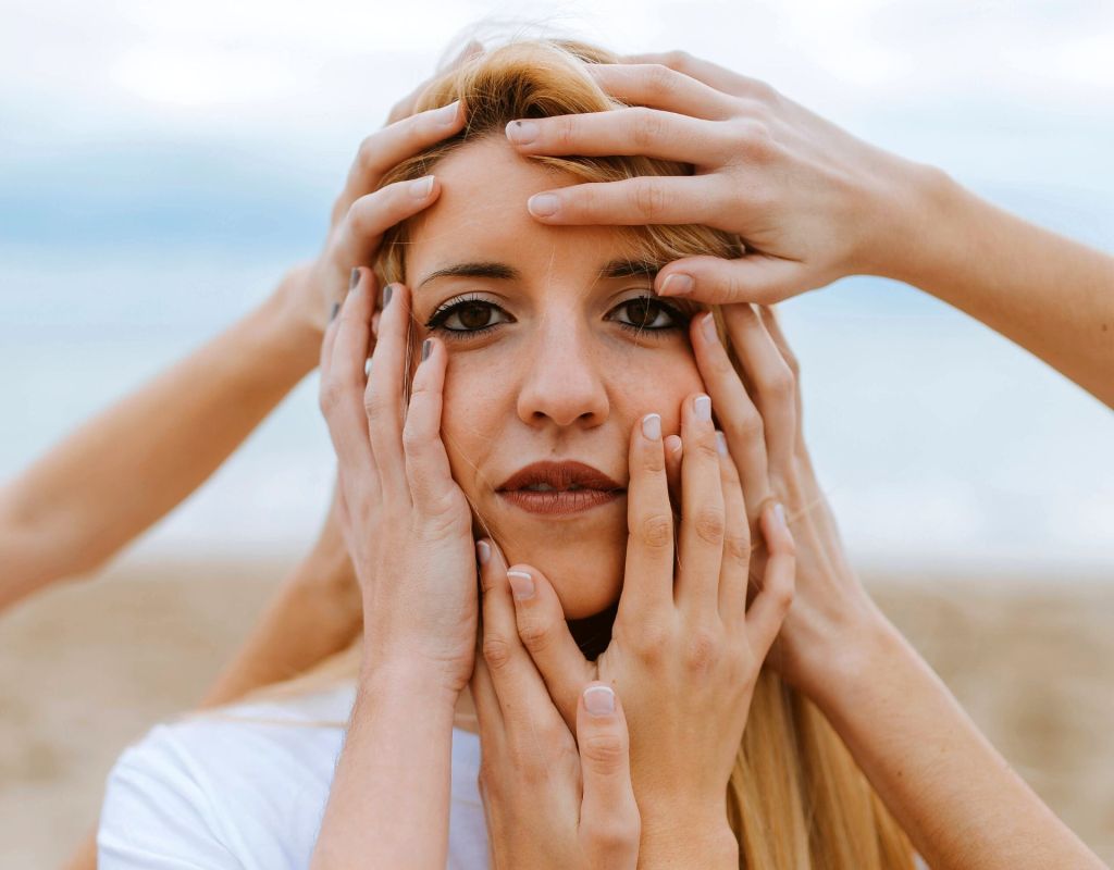 Frau mit Händen im Gesicht