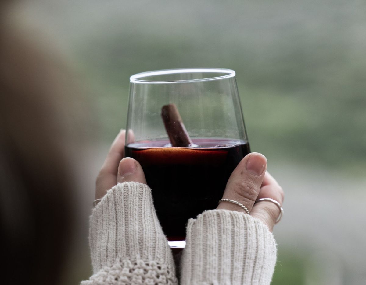 Frau mit Glühwein in den Händen