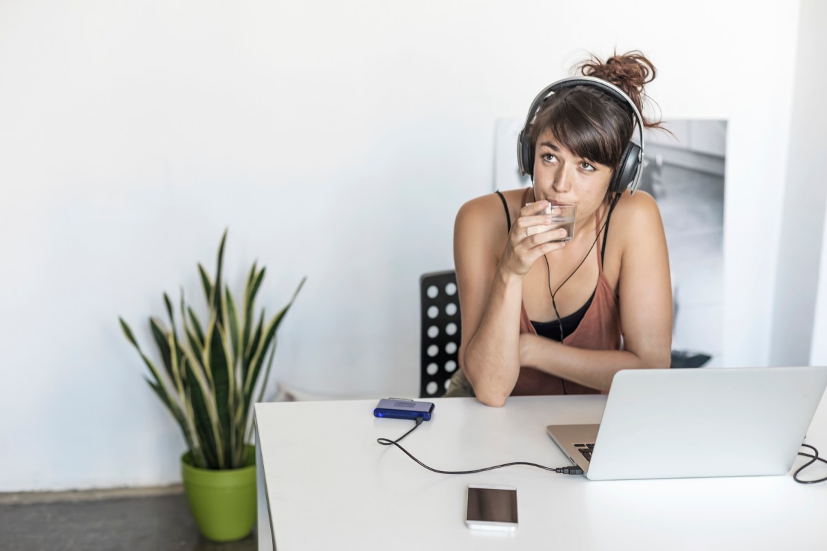 Frau Home-Office Wasser trinken