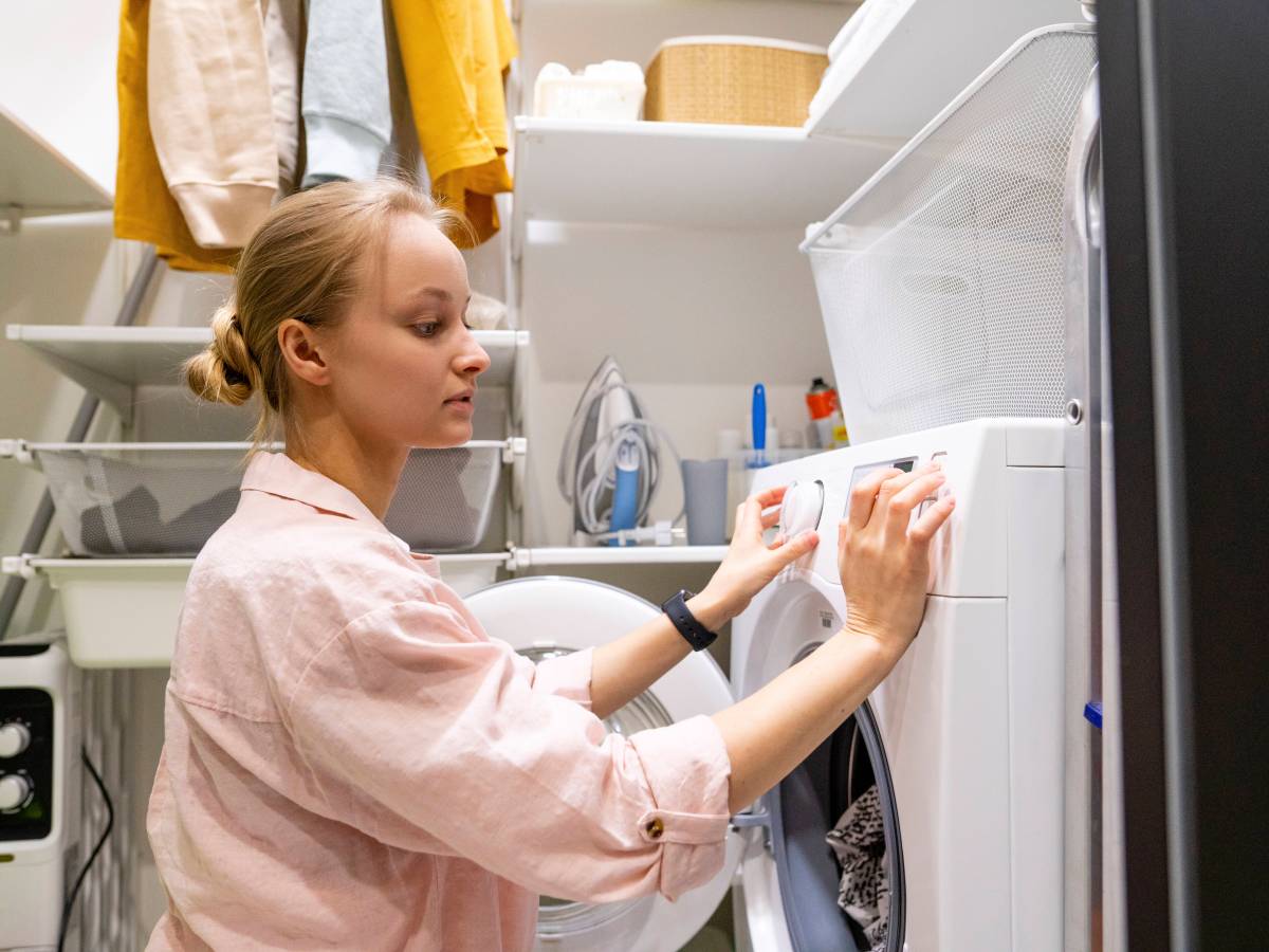 Frau Wäschetrocknen Waschmaschine