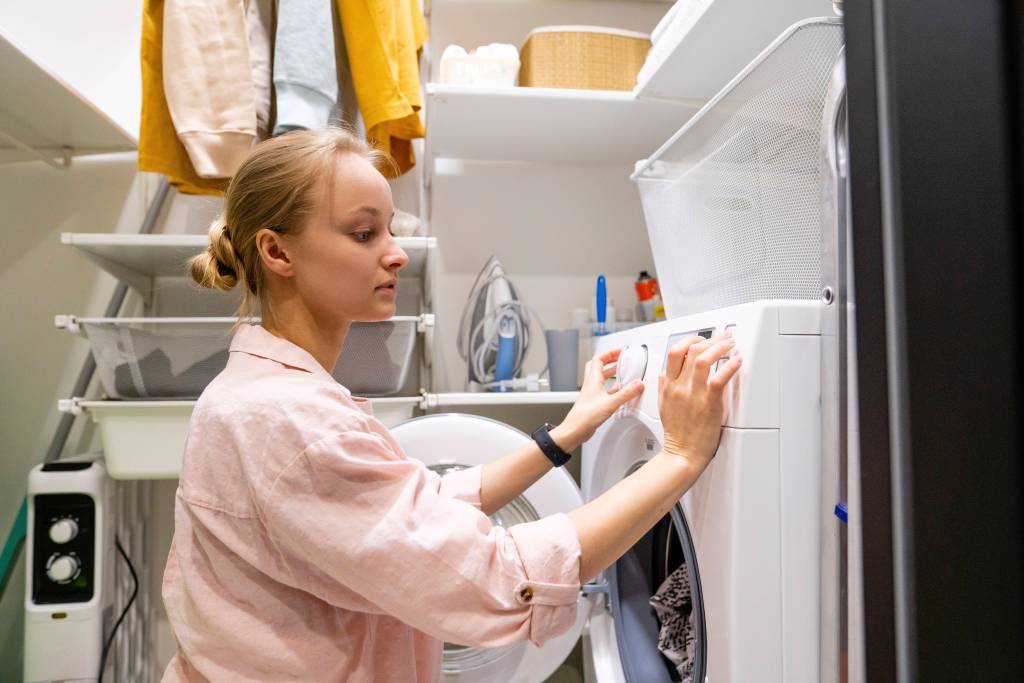 Frau Wäschetrocknen Waschmaschine