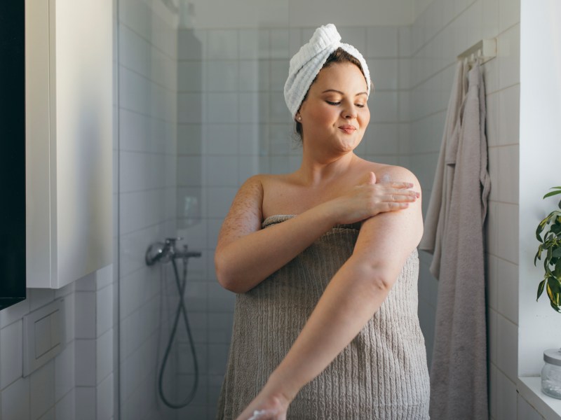 Frau kommt aus der Dusche