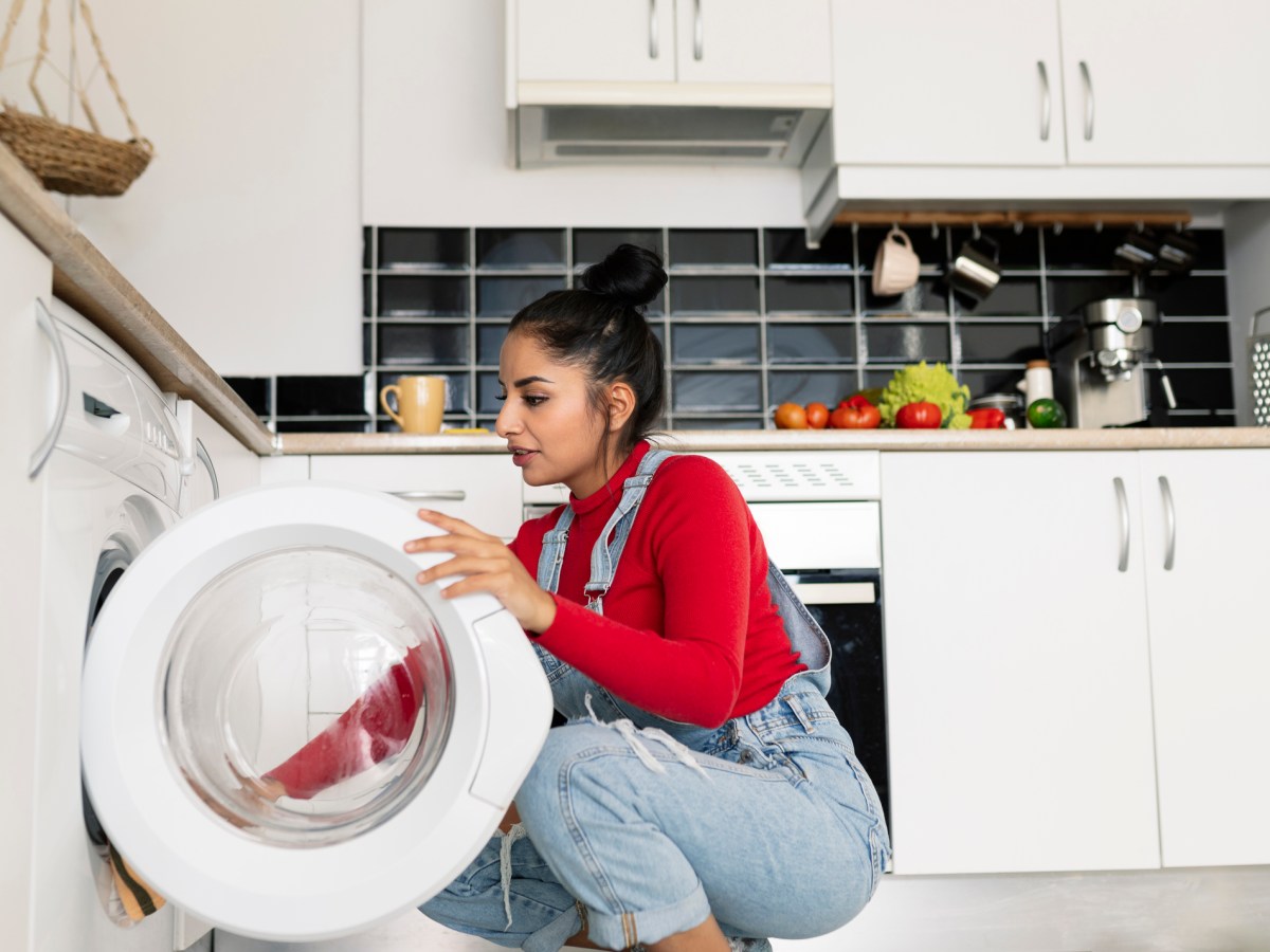 Waschmaschine: Deshalb solltest du im Sommer Mundspülung in die Wäsche geben