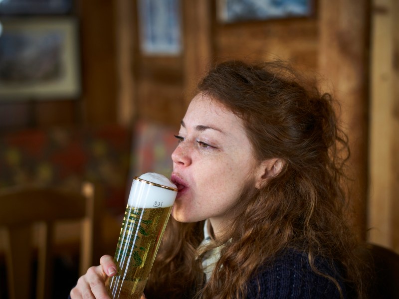 frau trinkt bier