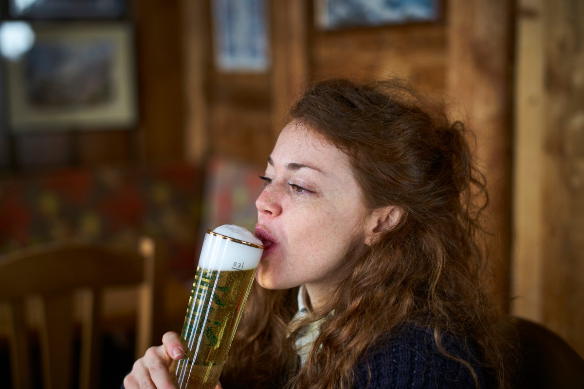 frau trinkt bier