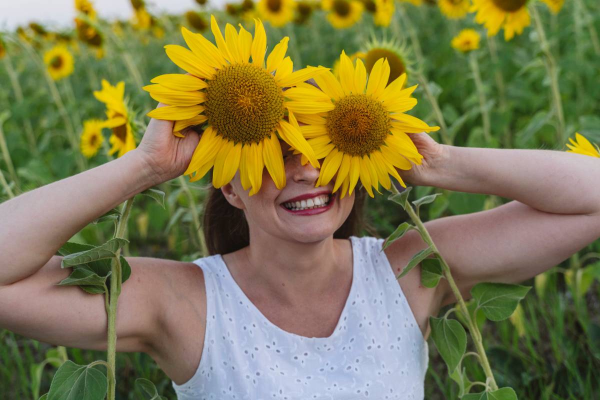 Mädchen lächelt mit Blume