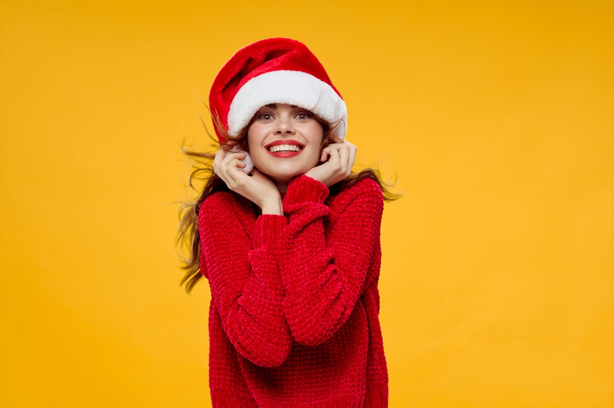 junge Frau mit Weihnachtsmütze