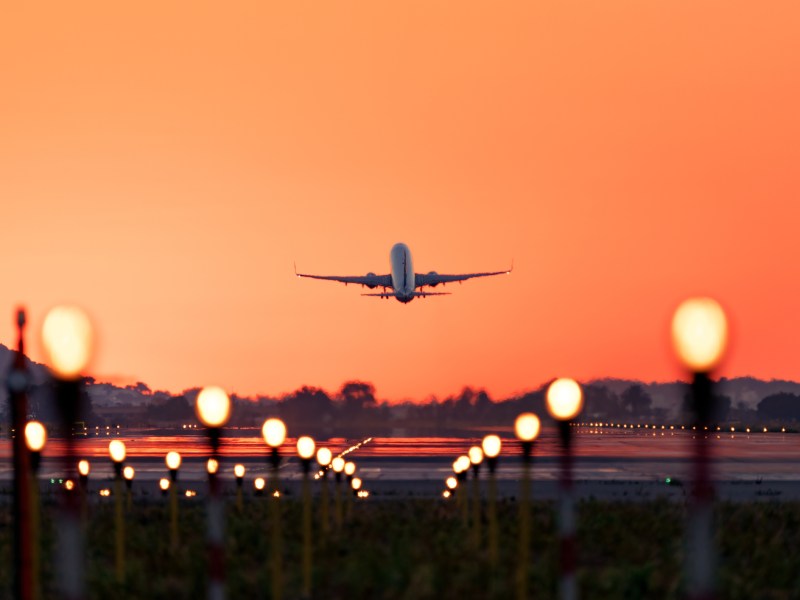 urlaub flugzeug buchen sonnenuntergang