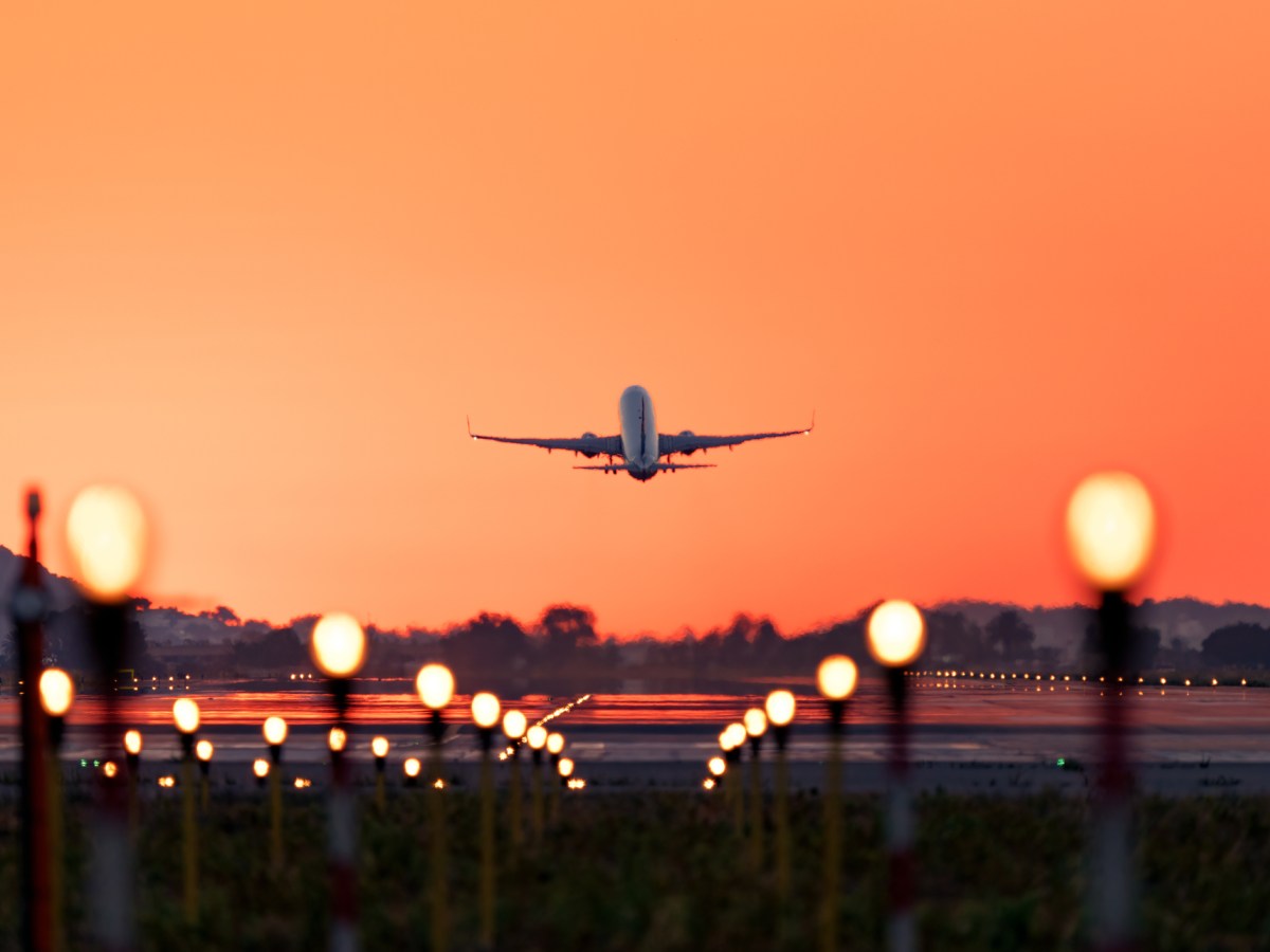 urlaub flugzeug buchen sonnenuntergang