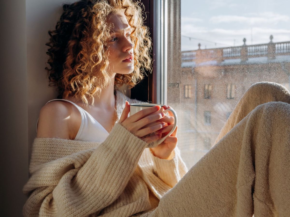 Frau mit Tasse