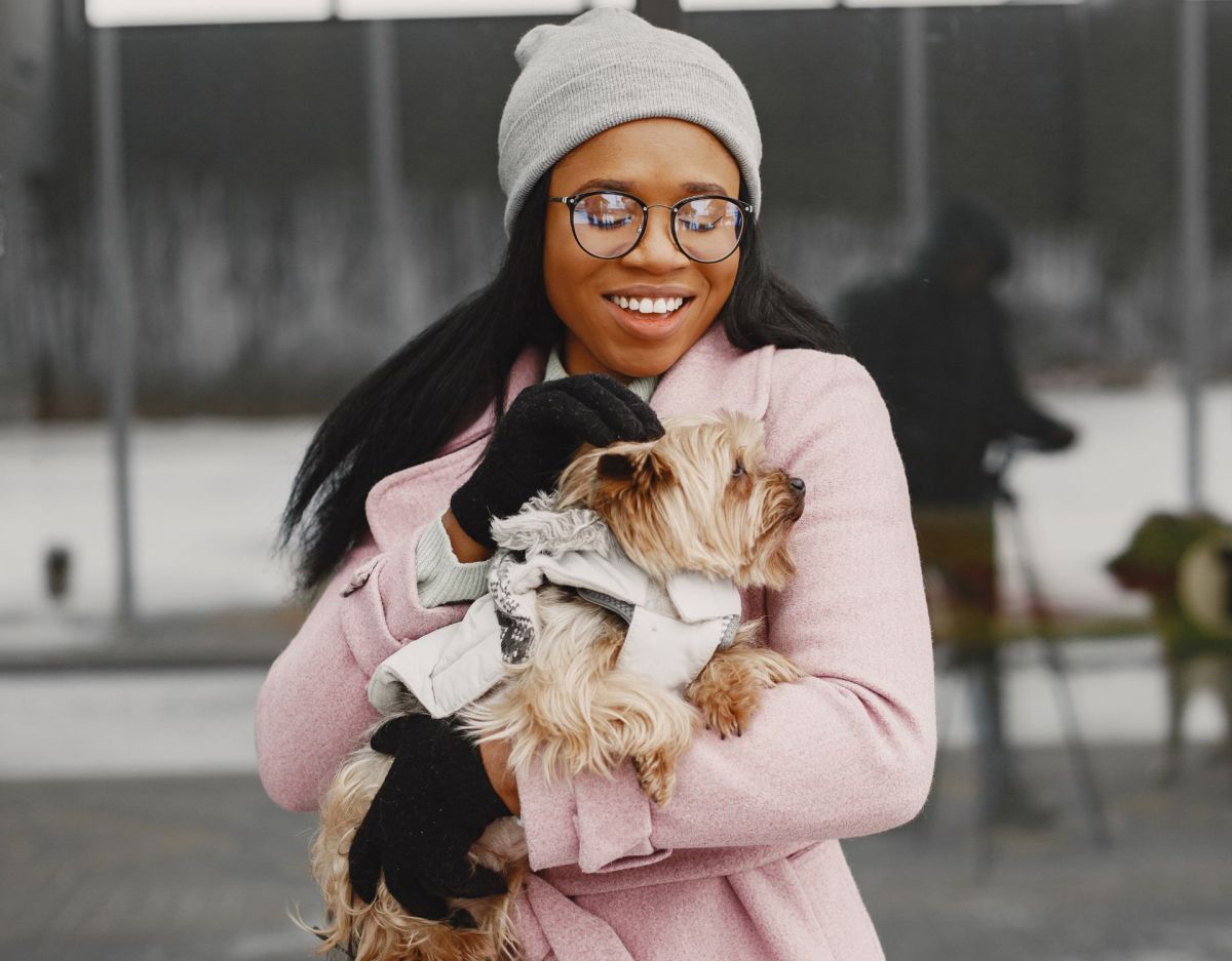 Frau mit Hund im Wintermantel