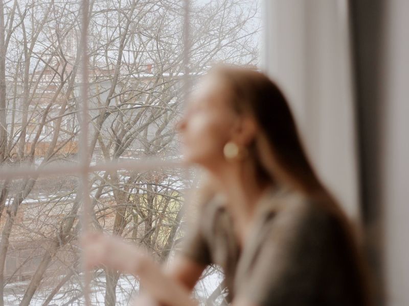 Frau am Fenster