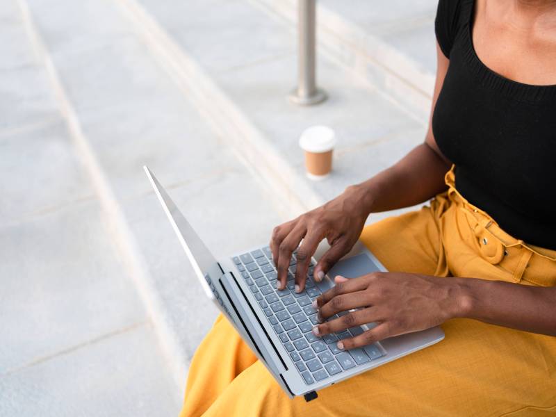 Frau schreibt am Laptop