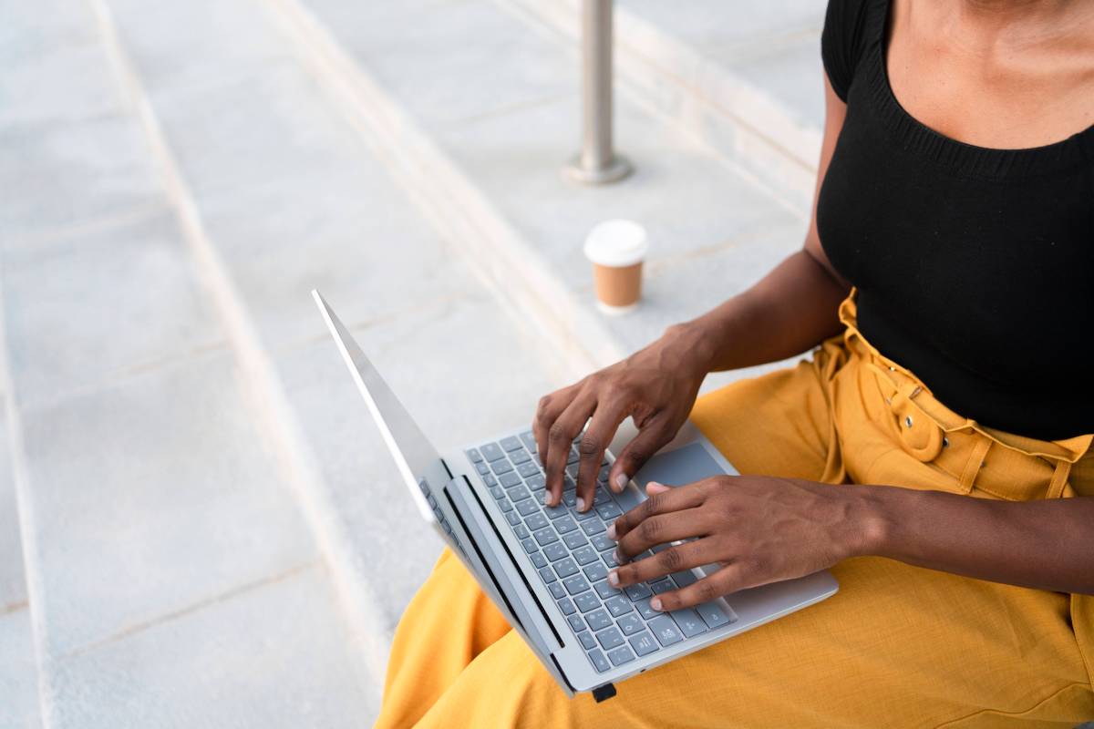 Frau schreibt am Laptop