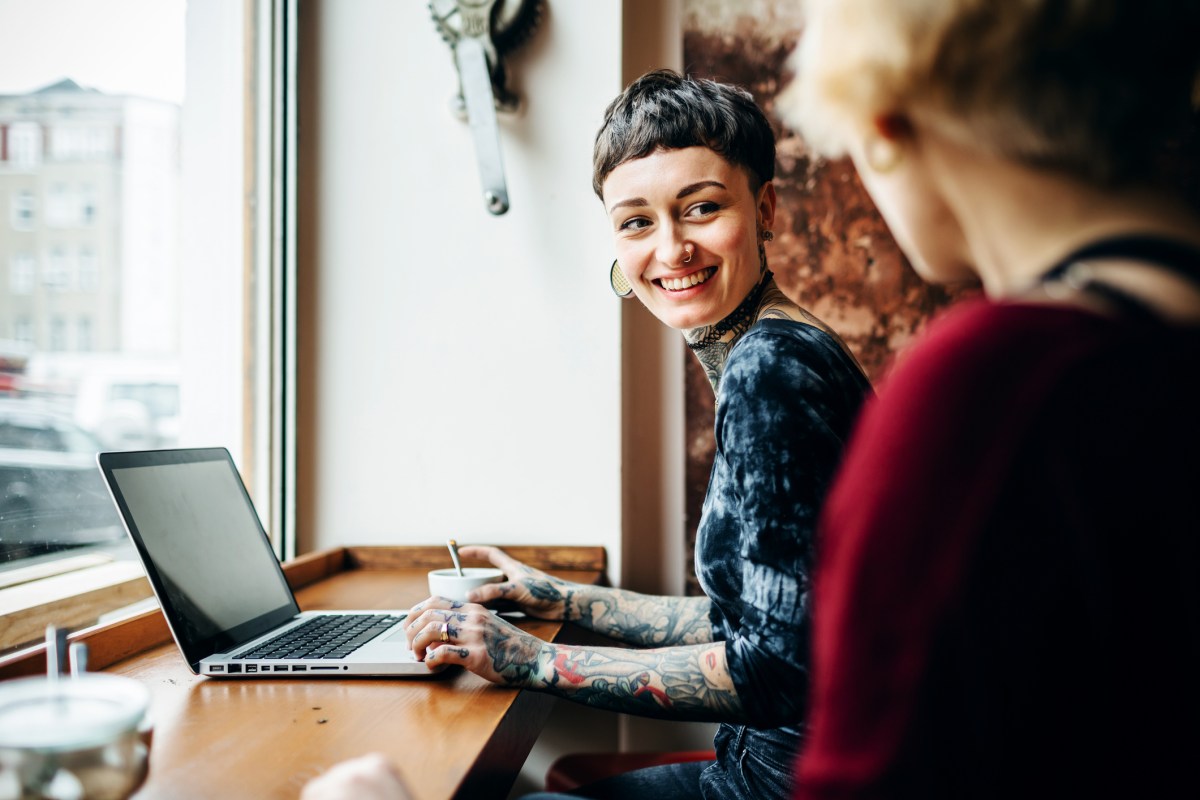 frau kaffee tattoo laptop