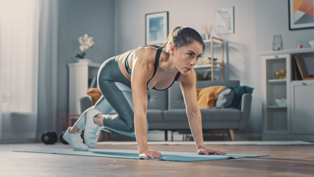 Frau macht Mountain Climbers