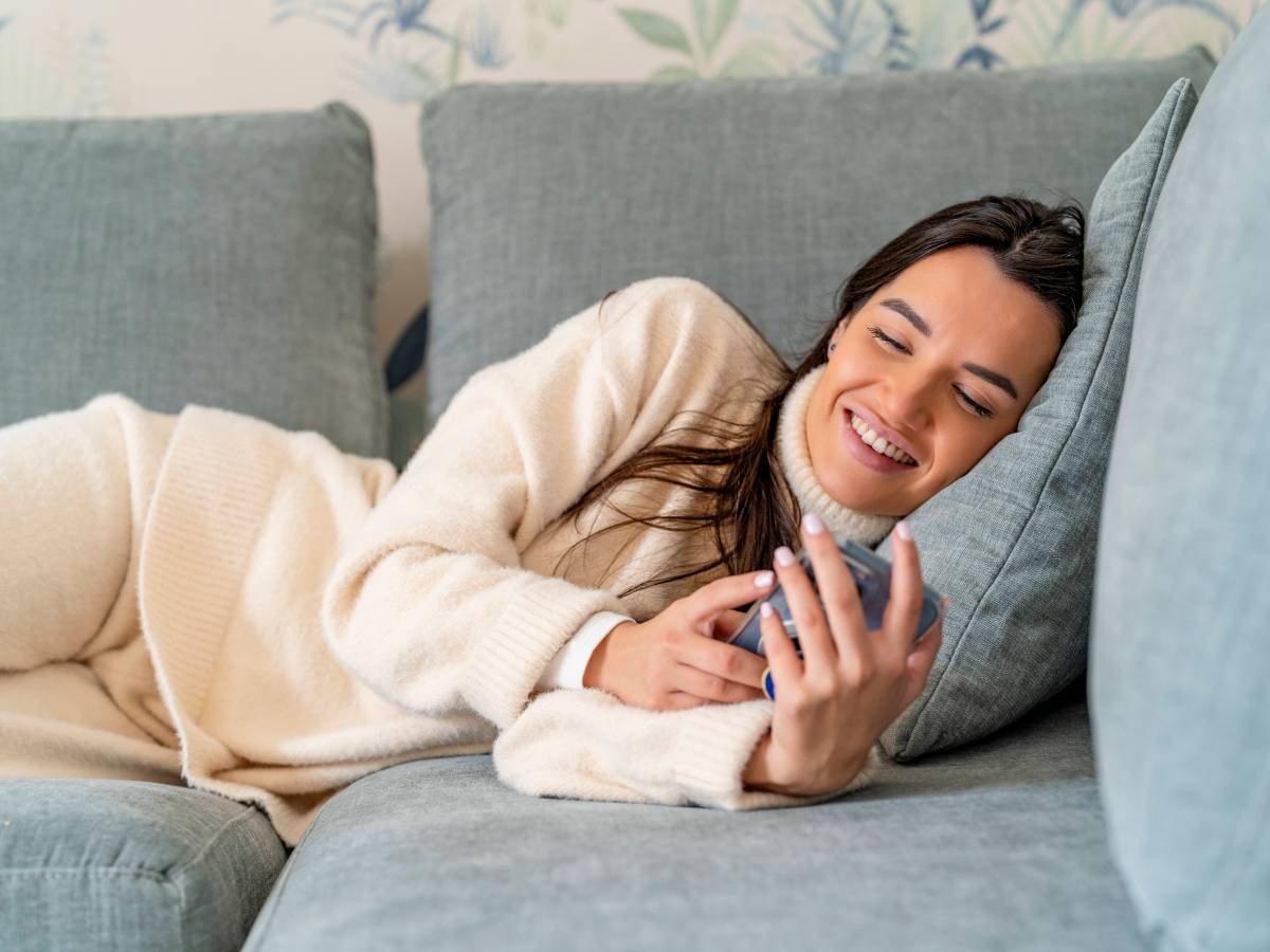 frau auf dem sofa handy smartphone