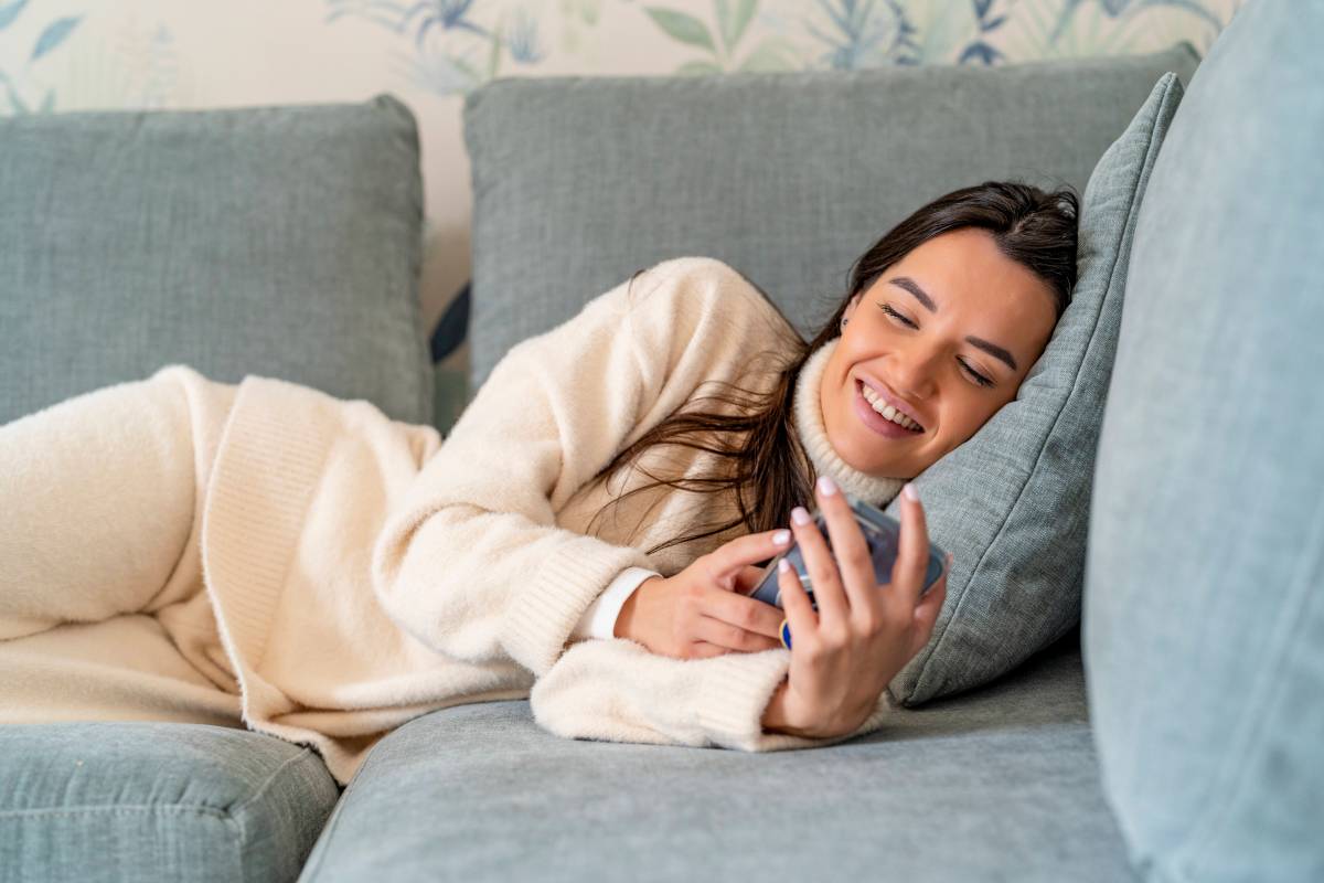 frau auf dem sofa handy smartphone