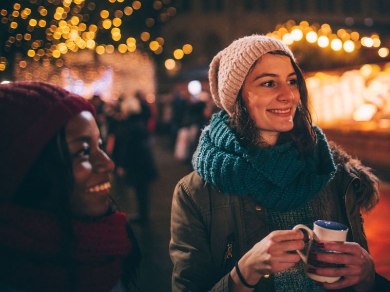 Frauen auf dem Weihnachtsmarkt