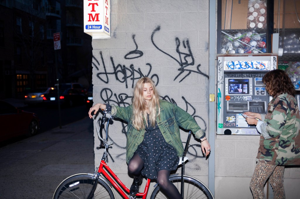 fahrrad Nacht Frauen Geld abheben Geldautomat