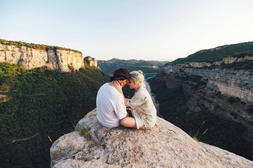 Frau mit Mann auf einem Felsen