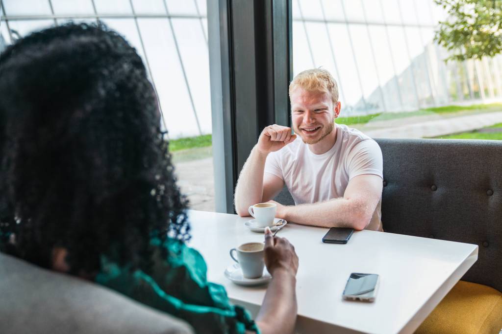 Mann lächelt beim date