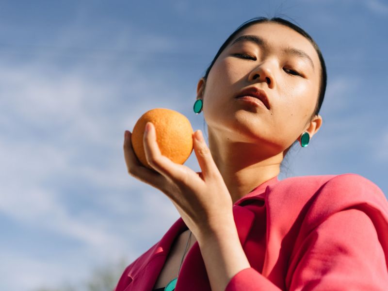 Frau mit Orange