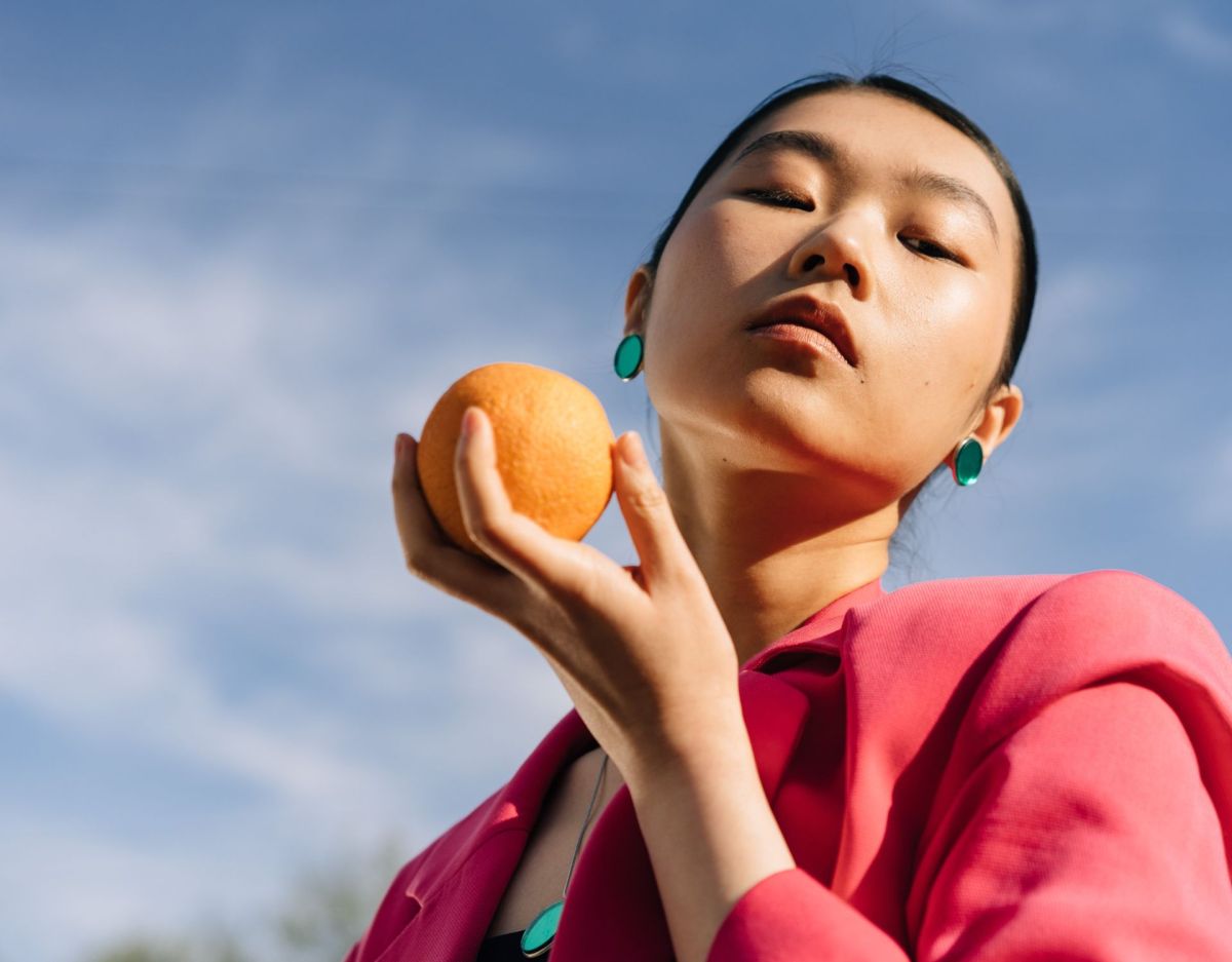 Frau mit Orange