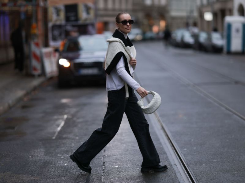 Frau mit schwarzer Jeans