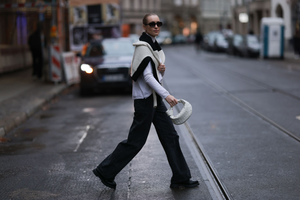 Frau mit schwarzer Jeans