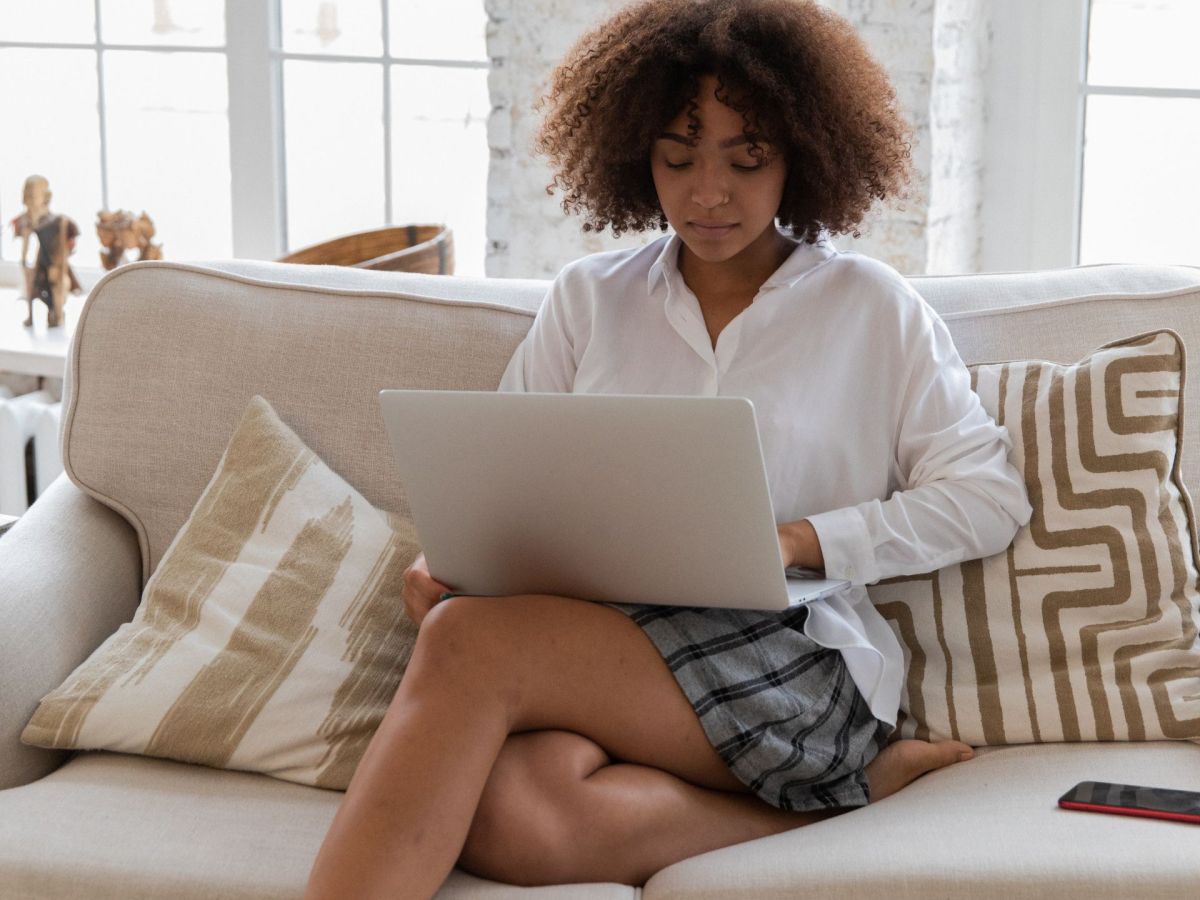 Frau mit Laptop