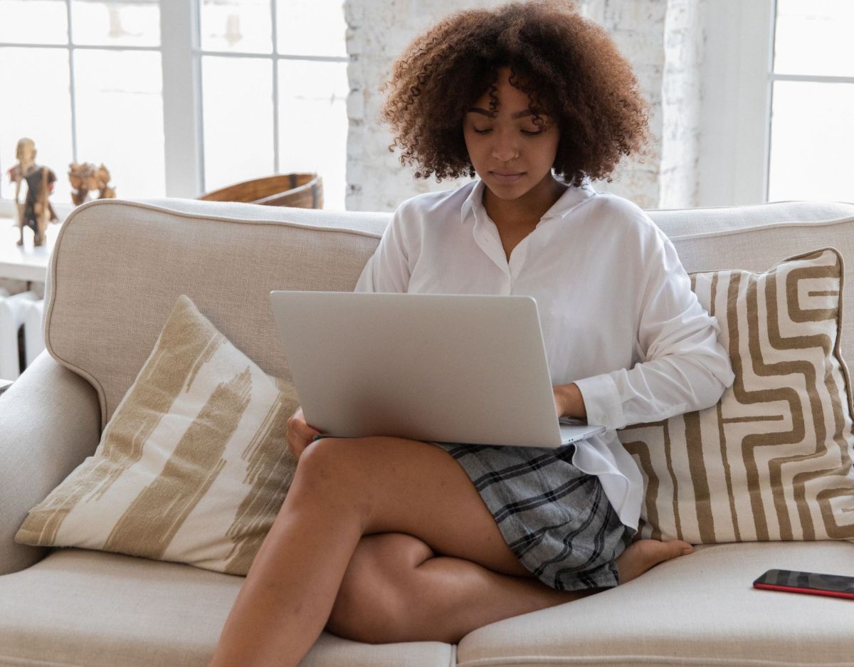 Frau mit Laptop