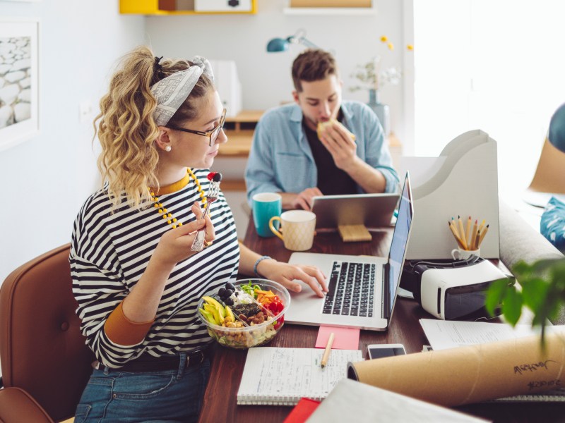 Frau Büro essen