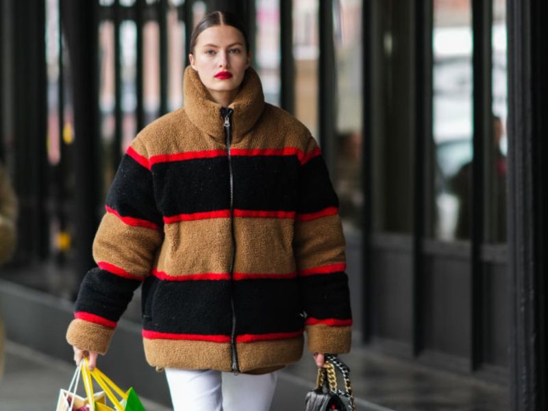 Frau mit Winterjacke