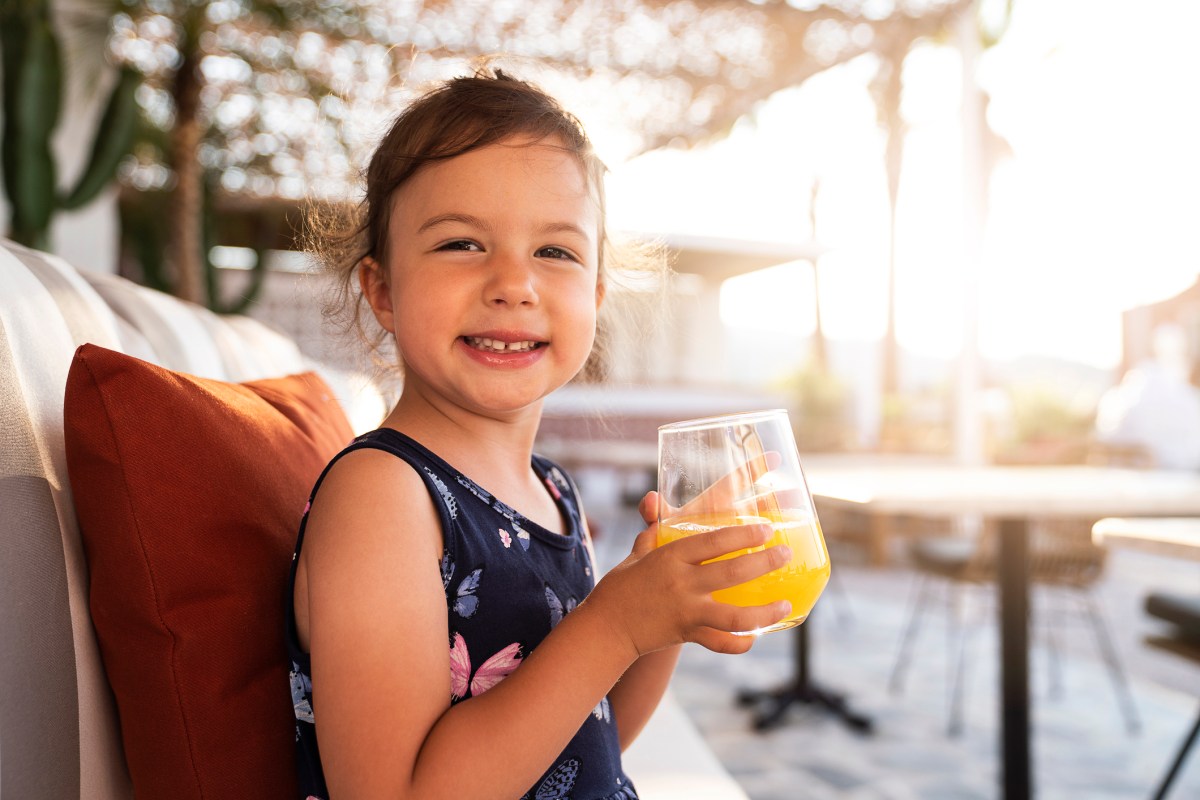 Kleines Mädchen Saft trinken